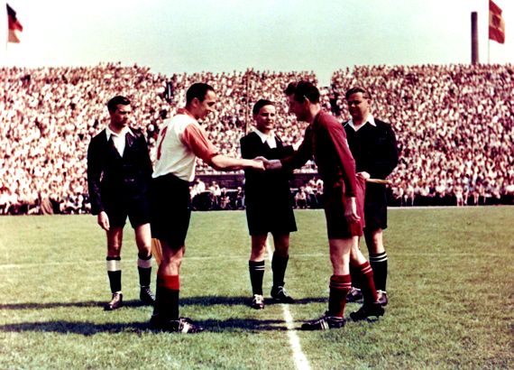 Adolf Bechtold und Fritz Walter (Endrundenspiel Eintracht - 1. FCK am 23.05.1953 in Ludwigshafen)